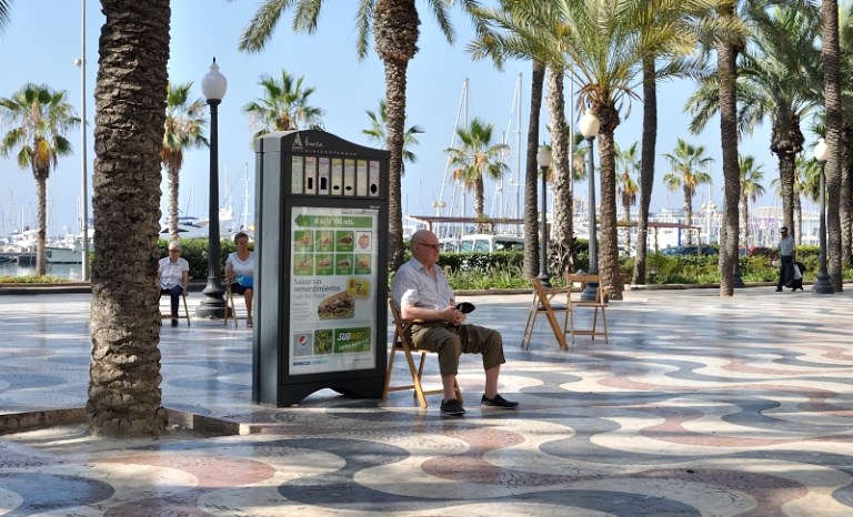 Explanada de España, sentarse, conversar... a la sombra de sus palmeras y brisa del mar